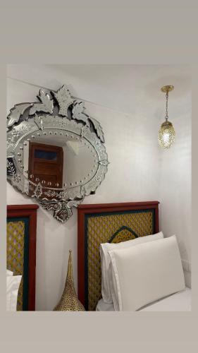 Cama o camas de una habitación en Riad Jnane Fes Medina & Luxury Palace