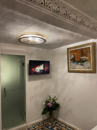Una televisión o centro de entretenimiento en Riad Jnane Fes Medina & Luxury Palace