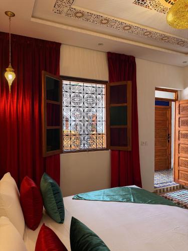 Cama o camas de una habitación en Riad Jnane Fes Medina & Luxury Palace