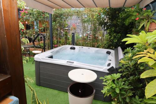a hot tub in a backyard with plants at Casa con jardín y jacuzzi in Realejo Alto