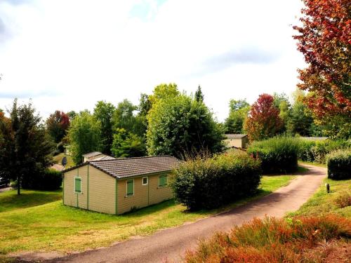 Taman di luar Cottages du Lac de Miel