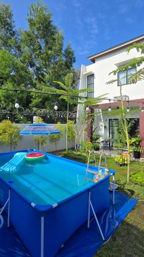 a blue ping pong table in front of a house at Villa Dwikora Pekanbaru in Pekanbaru