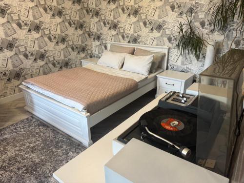 a bedroom with a bed and a wall covered in money at Просторі LUX апартаменти на центральному проспекті, програвач вінілу з платівками, великий Smart TV,преміум-підписки YouTube та онлайн-кінотеатрів , кавомашина, відкритий балкон, ЗВІТНІ ДОКУМЕНТИ in Kryvyi Rih