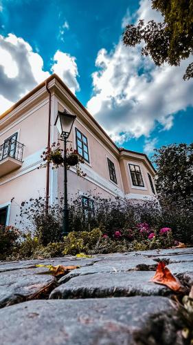 Το κτήριο όπου στεγάζεται  το bed & breakfast
