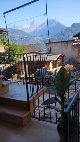 een balkon met trap en uitzicht op de bergen bij La corte del meleto - appartamento in stile Valdostano in Saint-Pierre