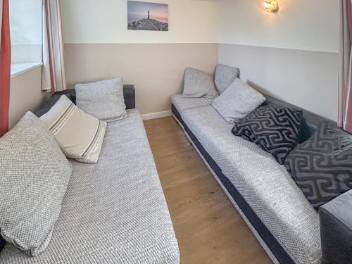 ein Wohnzimmer mit einem Sofa und Kissen in der Unterkunft Nemo's Lodge in Portland