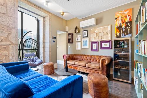 un salon avec un canapé et une chaise dans l'établissement Jardim da Batalha Boutique Hotel by Shiadu, à Porto