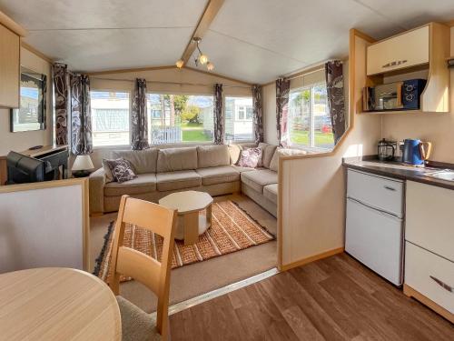 コッカーマスにあるThe Havenのキャラバンキッチン、リビングルーム(ソファ、テーブル付)
