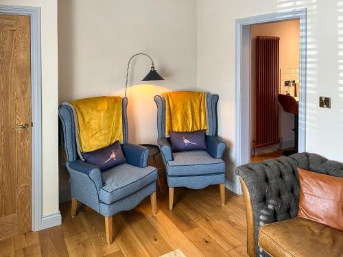 a living room with two chairs and a couch at Lily Pad - Uk49104 in Helmsley