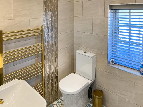 a bathroom with a white toilet and a sink at Lily Pad - Uk49104 in Helmsley