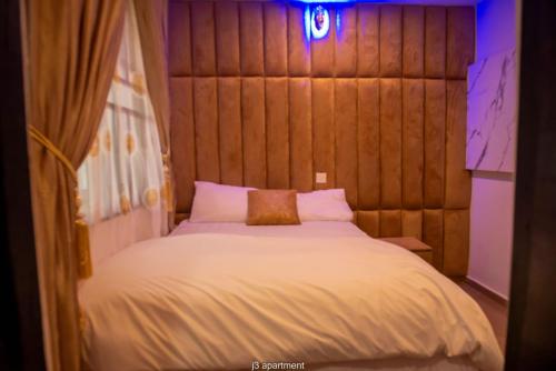 Ένα ή περισσότερα κρεβάτια σε δωμάτιο στο J3s Apartment and lounge