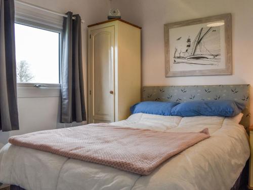 a bedroom with a large bed with a window at Sea La Vie in Bideford