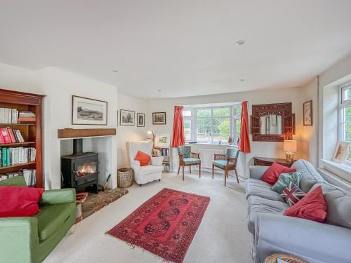 un salon avec un canapé et une cheminée dans l'établissement Corner House, à Tyes Cross