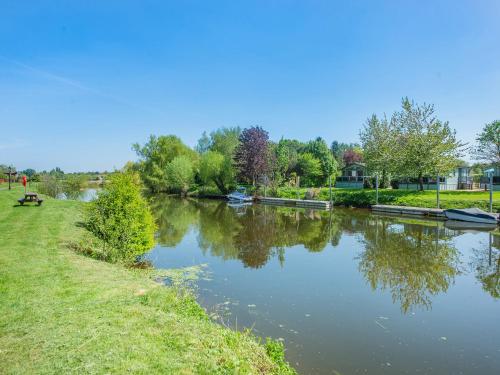 Udsigt til en flod der løber i nærheden af feriehuset