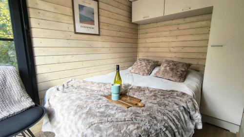 ムオニオにあるLapland Landscape XXL Cabin with Nature View, Sauna, Fireplace & Kitchen, Sodankylä, Luosto, Fell Villageのベッドルーム1室(ワイン1本付)