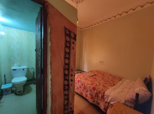 une petite chambre avec un lit et des toilettes dans l'établissement Myhouse Todgha, à Tinghir