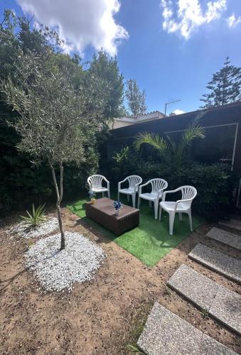 Un jardín fuera de Geremeas Residence villetta le palme