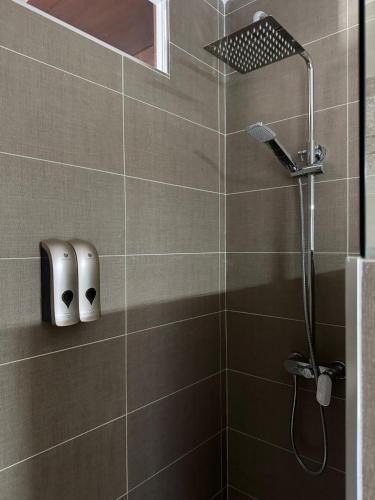 a bathroom with a shower with a shower head at Alamos Suite a 150m de la catedral in Jaén