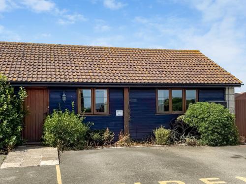 a blue house with a brown roof at The Wrens - Uk50181 in Mare Green
