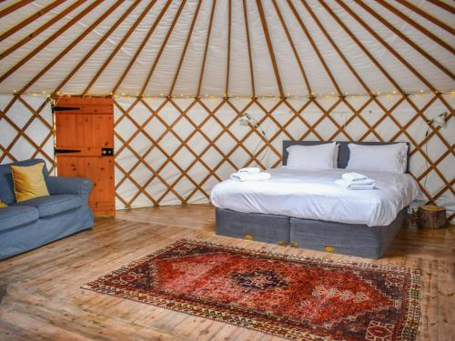 Ένα ή περισσότερα κρεβάτια σε δωμάτιο στο Russet Yurt - Ukc6945