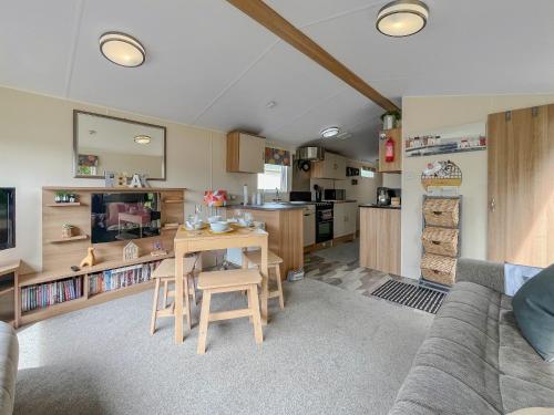 Barton StaceyにあるHome From Homeのテーブルとキッチンのあるリビングルーム