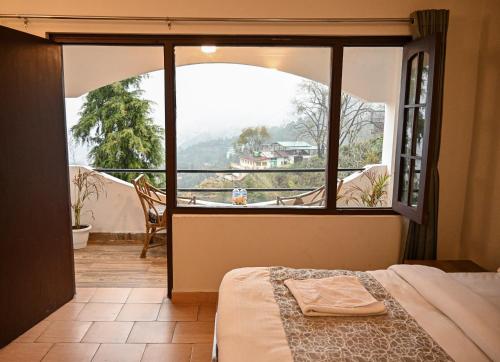 En eller flere senge i et værelse på Kumaon Roop Resort Near Neem Karoli Temple