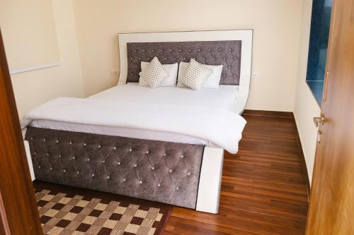 Ένα ή περισσότερα κρεβάτια σε δωμάτιο στο Peaceful 3 BHK farm with pool in Kanota