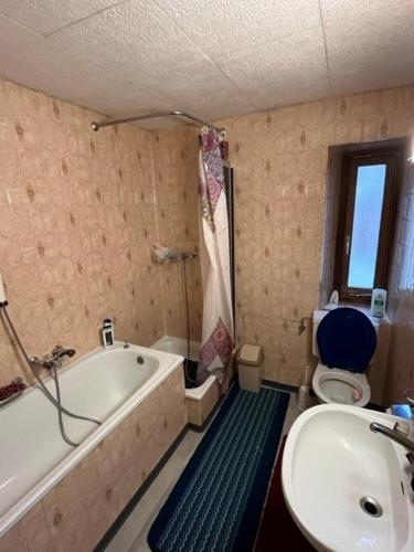 a bathroom with a tub and a toilet and a sink at pensione Vais in Piotta