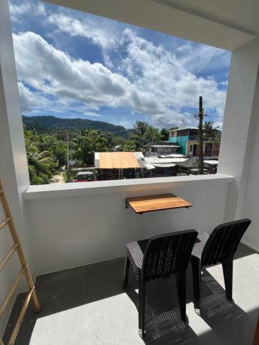 Un balcón o terraza de Hiraya Apartments