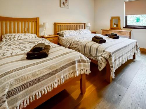 two beds in a hotel room with towels on them at Fois Bhrus in White Bridge