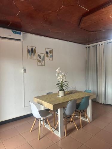 jadalnia ze stołem i krzesłami w obiekcie Colbel appartement w mieście Jaunde