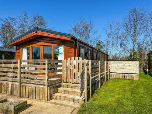 een klein houten huisje met een houten hek bij Aquila - Uk49467 in Morpeth