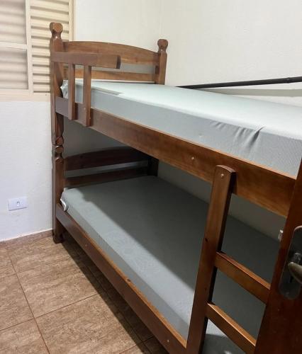 Palanda nebo palandy na pokoji v ubytování Casa do Trevo