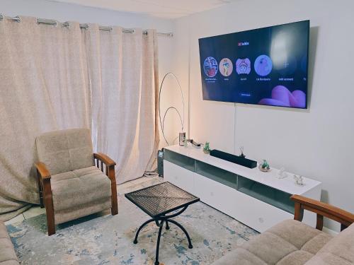 Μια τηλεόραση ή/και κέντρο ψυχαγωγίας στο Blouberg 2 bedroom apartment