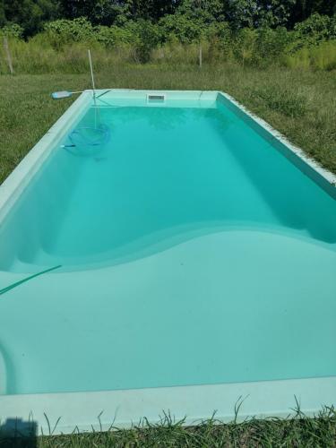 ein Pool mit blauer Beschichtung in der Unterkunft Tierra De Artes in Vuelta de Obligado