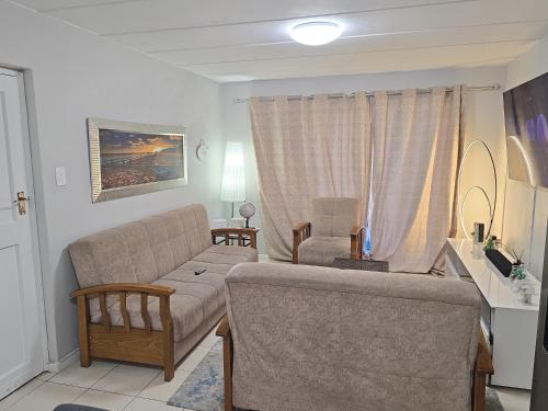 Μια τηλεόραση ή/και κέντρο ψυχαγωγίας στο Blouberg 2 bedroom apartment