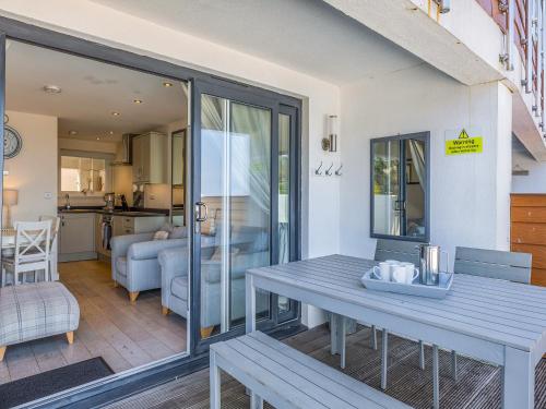 ein Wohnzimmer mit Tisch und Küche in der Unterkunft 5 Curlew, The Cove in Brixham