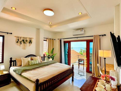 una camera da letto con un letto grande e un balcone di Lavoe Boutique Hotel a Ko Samui