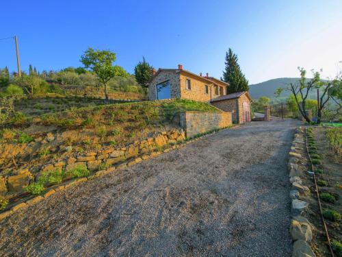 un camino vacío delante de una casa en Villa in Mammi with Pool near Florence, en Castiglion Fiorentino