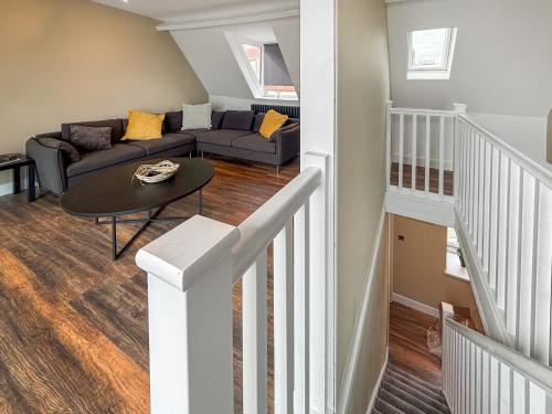 una sala de estar con un sofá y una mesa en Harbour Heights, en Bridlington
