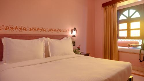 Cama o camas de una habitación en Hotel Nirali Dhani