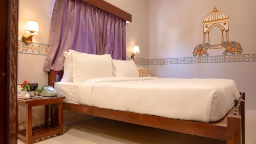 Cama o camas de una habitación en Hotel Nirali Dhani