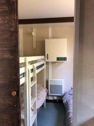 a small room with a bunk bed and a bunk bed at Chalet dans camping avec piscine in Chazelles-sur-Lyon