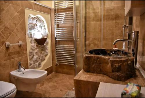 une salle de bains avec lavabo, baignoire et toilettes dans l'établissement Casa Beatrice, à Campochiaro
