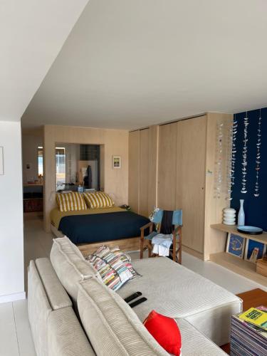 a living room with a couch and a bed at Appartement pieds dans l'eau, Locquirec in Locquirec