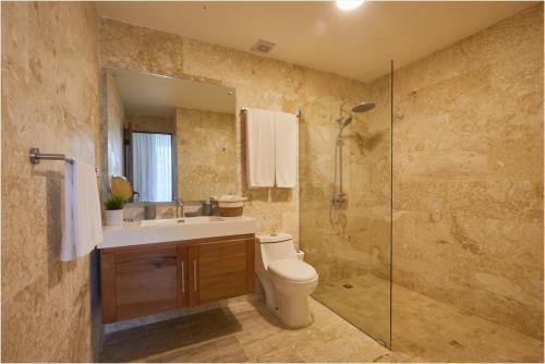 un bagno con wc, lavandino e doccia di Apartamento Moderno en Playa Dorada Piscina & Playa a Puerto Plata