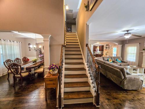 Ruang duduk di Lakefront 6BR house with Pool, Game Room & Private Pier