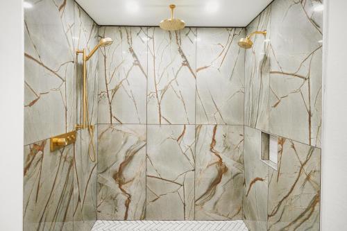 Ένα μπάνιο στο POSH on Kirkwood, A Boutique Hotel