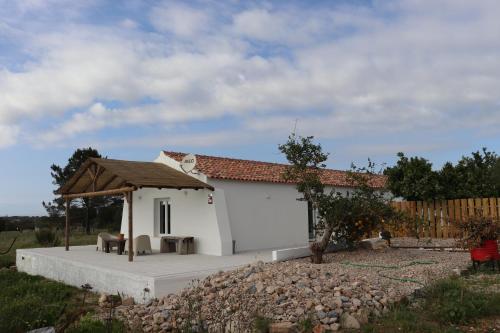 a small white building with a gazebo at Casa da Moura in Santiago do Cacém