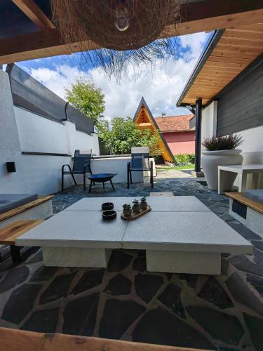 Χώρος καθιστικού στο Garden Relax Bungalow "Deluxe Hotel Rooms, Pool, Parking"